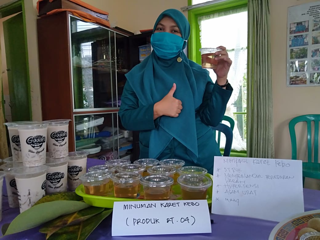 Olahan minuman dari daun karet kebo produksi RW 06 Kelurahan Gadingkasri. (Imam Nasrodin/Radar Malang)