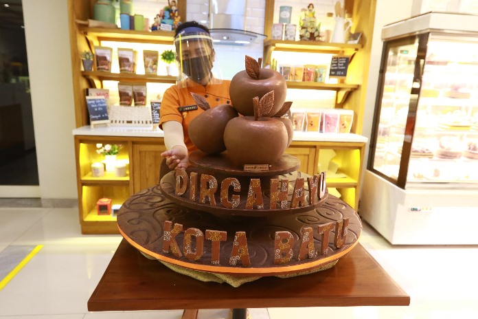 Replika apel terbuat dari cokelat seberat 40 kilogram dengan diameter 85 cm dan tinggi 55 cm ini proses pengerjaannya selama 3 hari. (Rubianto/Radar Malang)