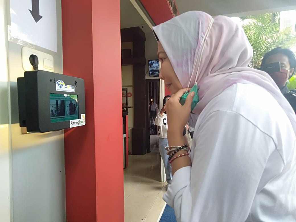 Wali Kota Batu Dewanti Rumpoko mencoba mesin Batu Tracking 19 buatan warga Bumiaji. (Imam N / Radar Malang)