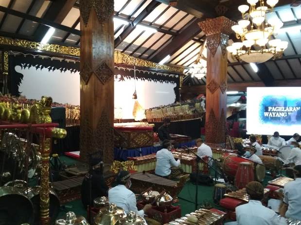 Pertunjukan wayang kulit virtual dengan dengan dalang Afrian Syahputra ikut meramaikan rangkaian acara HUT ke-19 Kota Batu, Sabtu (17/10) malam. (Wildan Agta Affirdausy/Radar Batu)