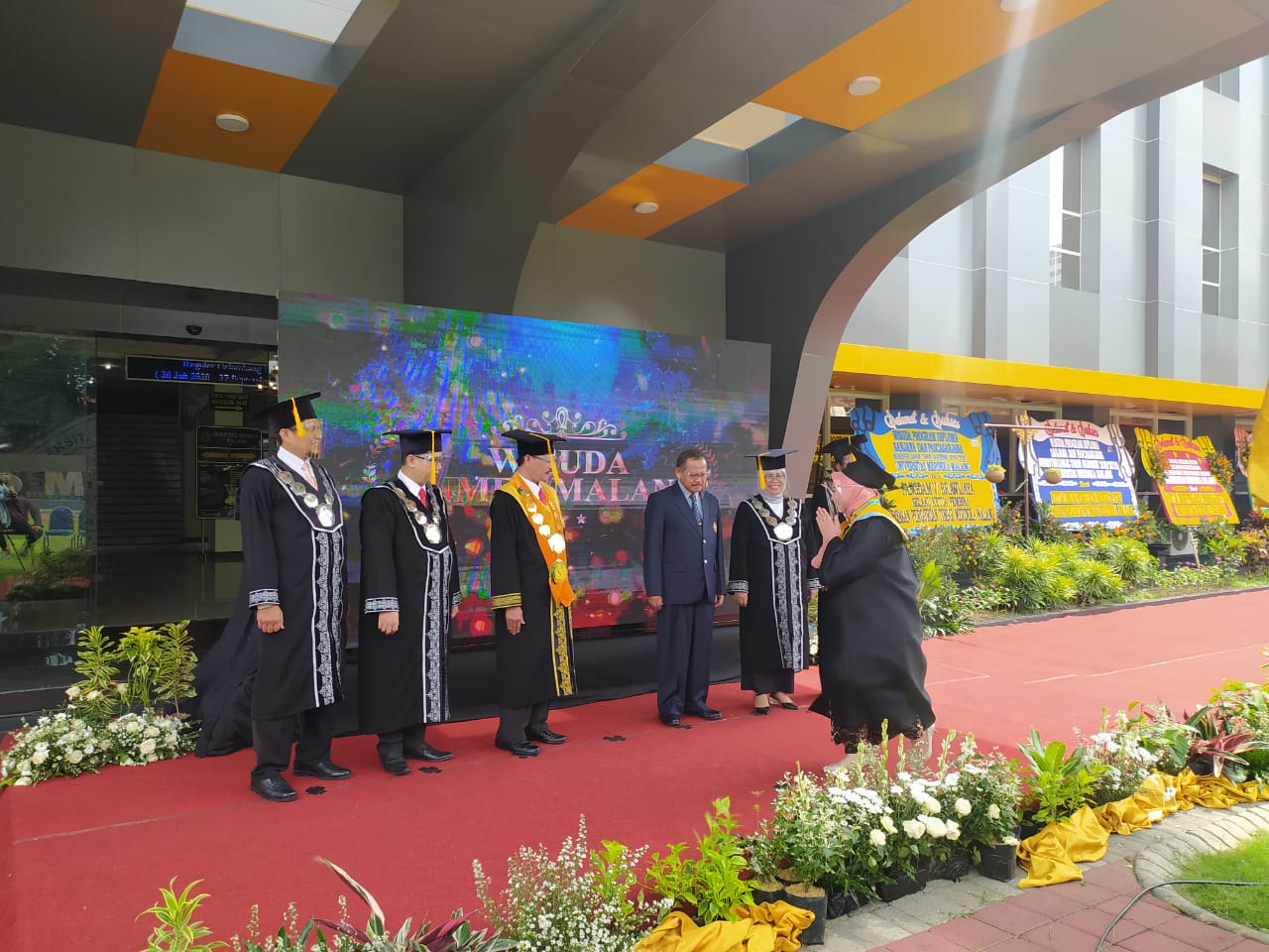 Wisuda Unmer yang digelar di ruangan terbuka dengan konsep walk thru. (Errica Vannie / Radar  Malang)