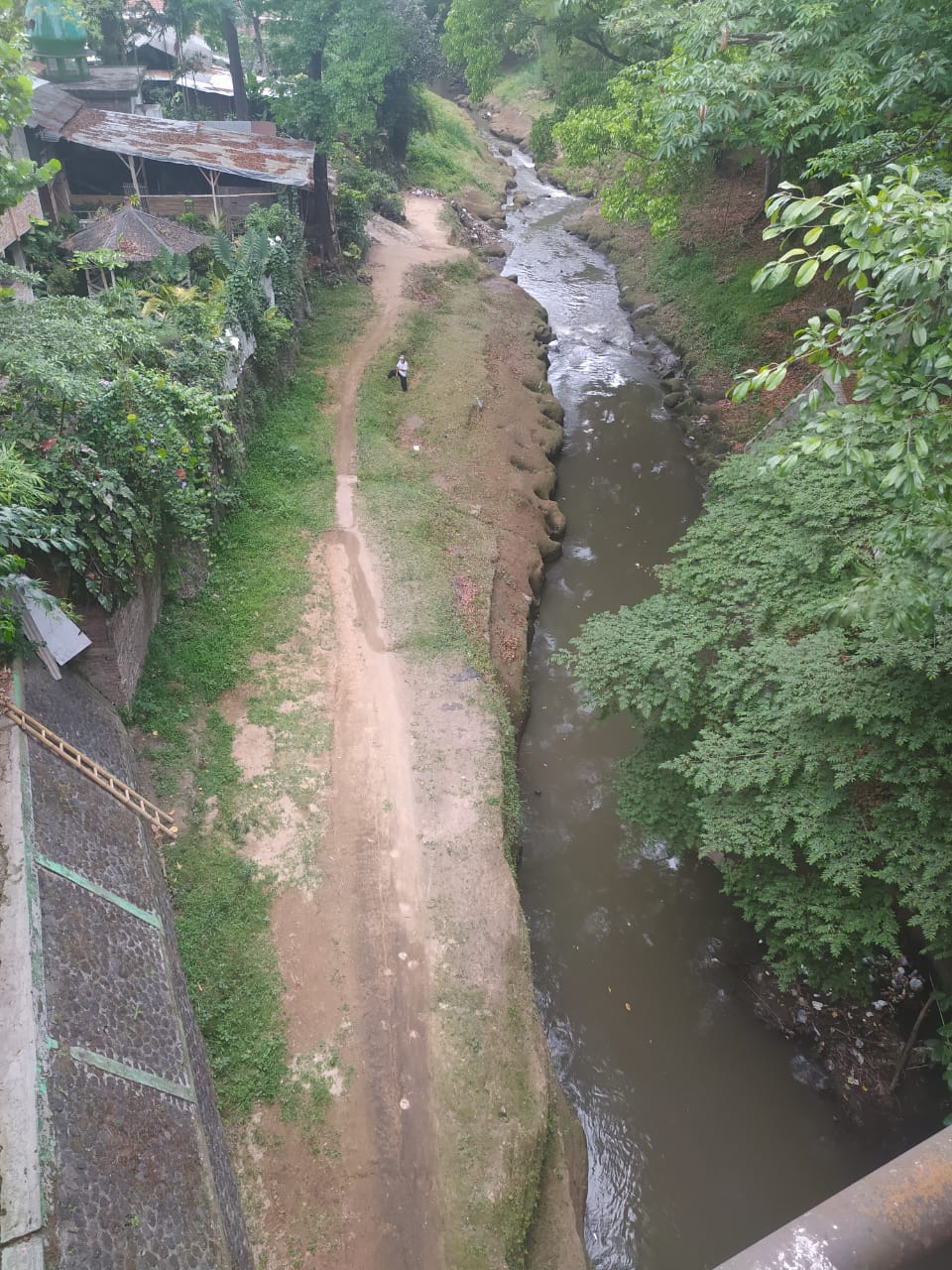 Dari atas Jembatan Kahuripan, bantaran Sungai Brantas yang mengalir dari Kampung Putih hingga Kampung Biru Arema. Lokasi ini akan dijadikan destinasi baru wisata di dalam Kota Malang. (Laoh Mahfud/Radar Malang)