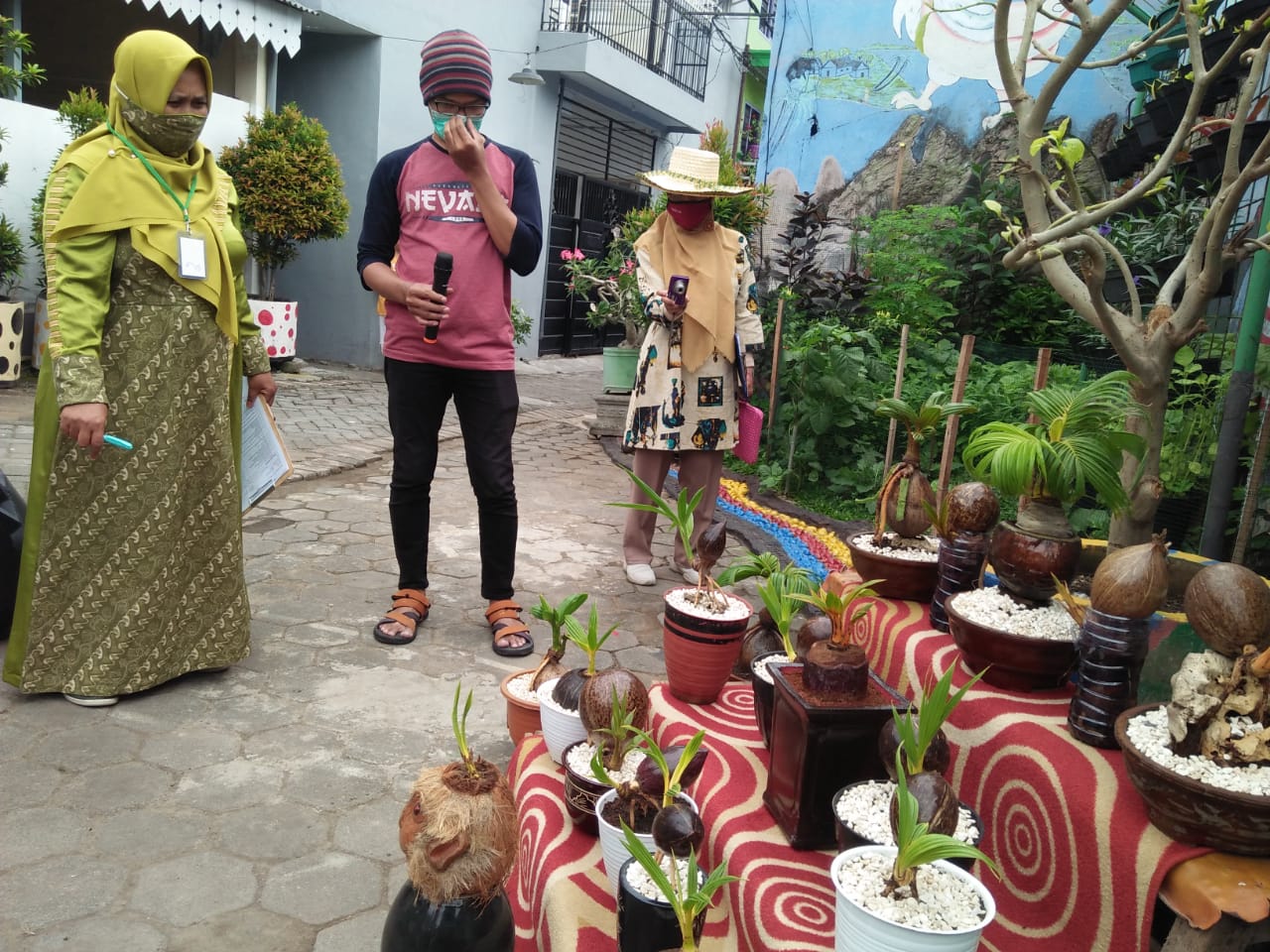 Bonsai batok kelapa di RW 7 Kelurahan Penanggungan, salah satu peserta Kampung Bersinar yang digelar DLH Kota Malang. (Imam N / Radar Malang)