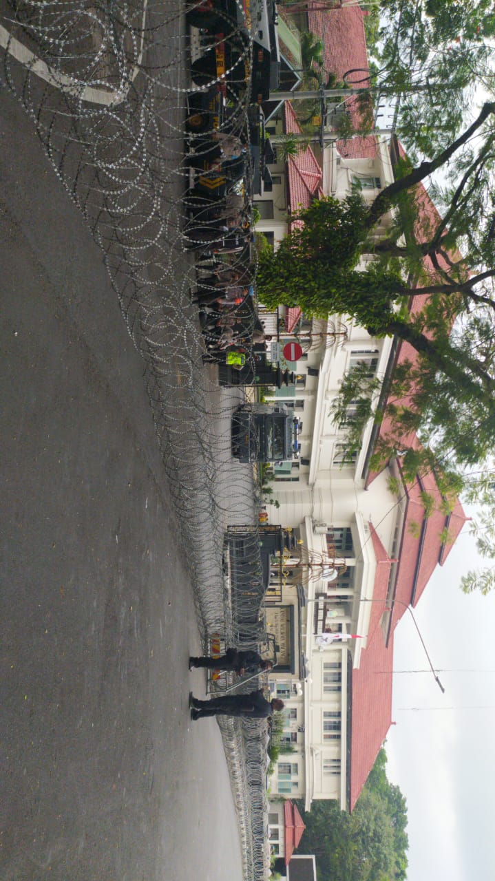 Pengamanan demo di depan Balai Kota Malang dan Gedung DPRD. (dok Radar Malang)