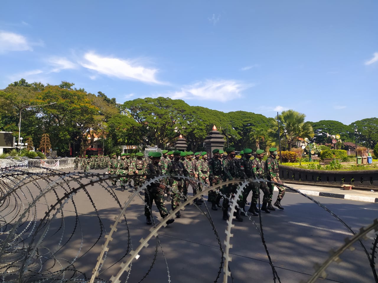 Aparat keamanan berjaga di seputaran bundaran Tugu Malang (Errica Vannie / Radar Malang)