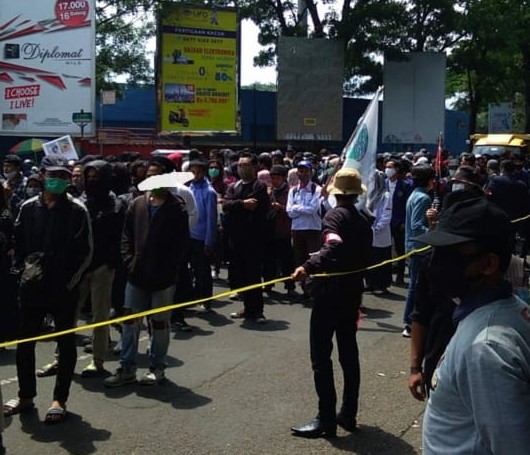 Massa aksi mulai bergerak dari arah jalan Veteran Kota Malang menuju bundaran Tugu Malang. (istimewa)