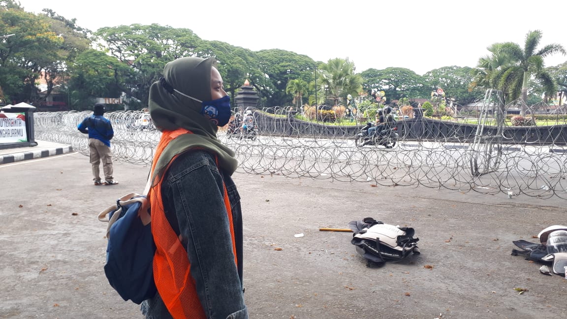 Pewarta dilengkapi rompi oraanye utuk membedakan mereka dengan demonstran. Langkah ini sebagai antisipasi agar tak ada intimidasi terhadap wartawan yang meliput aksi demo tolak UU Omnibus Law Ciptaker. (Biyan Mudzakky / Radar Malang)