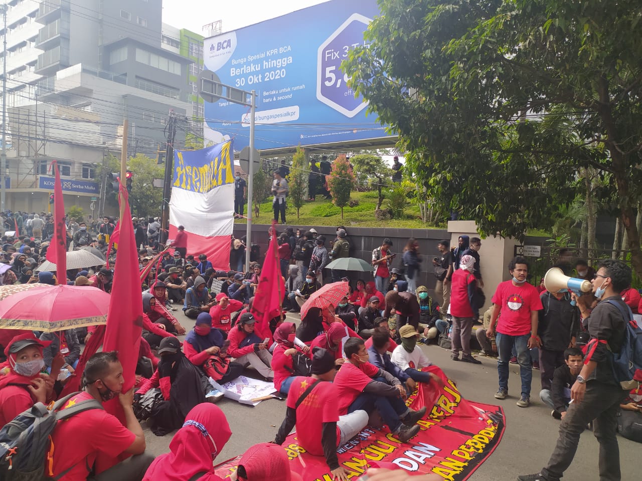 Massa aksi berkumpul di perempatan Rajabali untuk menyampaikan aspirasi. (Errica Vannie / Radar Malang)
