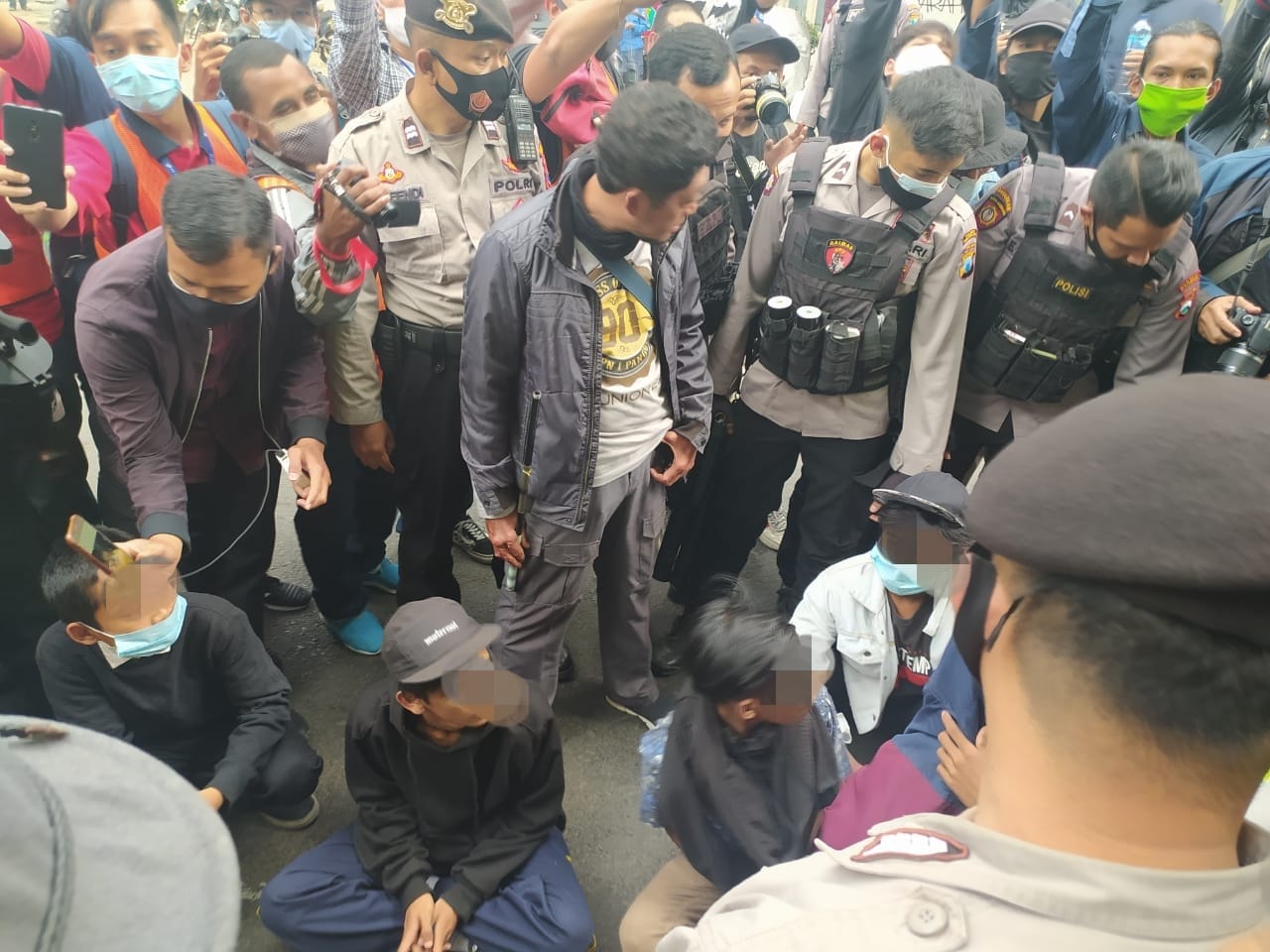 anak-anak di bawah umur yang diamankan dari aksi unjuk rasa tolak UU Omnibus Law. (Errica Vannie / Radar Malang)