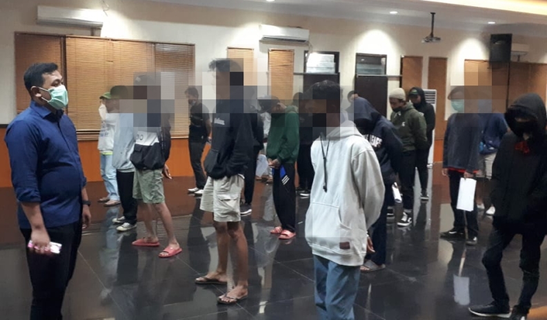 Sebanyak 56 orang diamankan diamankan dari sekitar lokasi demo dan dibawa ke Mapolresta Malang Kota untuk diperiksa lebih lanjut. (Biyan Mudzaky H/Radar Malang)