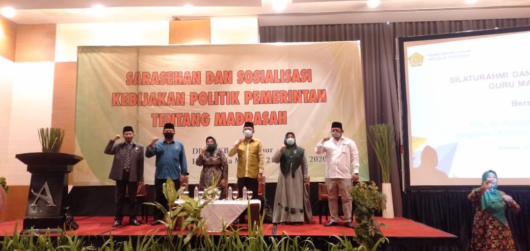 Turut dihadiri Anggota Komisi VIII DPR RI Dra.Hj.Anisah Syakur M.Ag (tiga dari kiri) dan Ketua Umum DPP PKB Cak Imin (dua dari kiri) (Chosa Setya / Radar Malang)