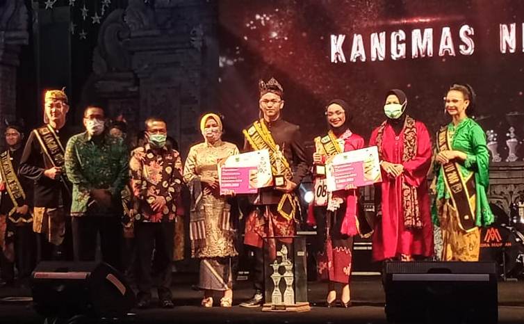 Wali Kota Batu Dra Hj. Dewanti Rumpoko MSi dalam acara grand final Pemilihan Duta Wisata Kangmas Nimas Kota Batu periode 2020-2022 di Klub Bunga Butik Resort Kota Batu, Rabu (21/10) malam. (Nugraha Perdana/Radar Batu)