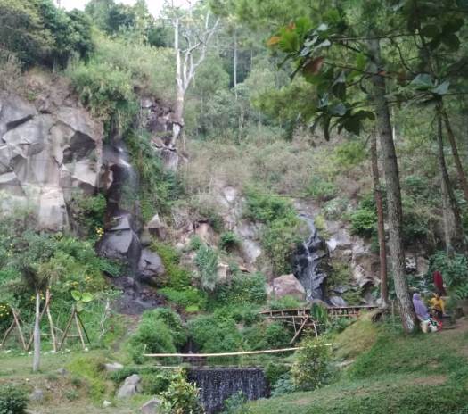 Destinasi wisata alam di Kota Batu, Coban Putri, ini makin sepi pengunjung imbas dari pandemi ditambah datangnya musim hujan. (Wildan Agta Affirdausy/Radar Surabaya)
