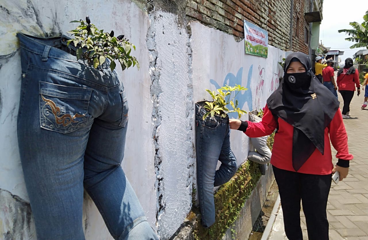 Pot bunga dari bahan celana jeans di RW 4 Bakalankrajan. (Imam N / Radar Malang)