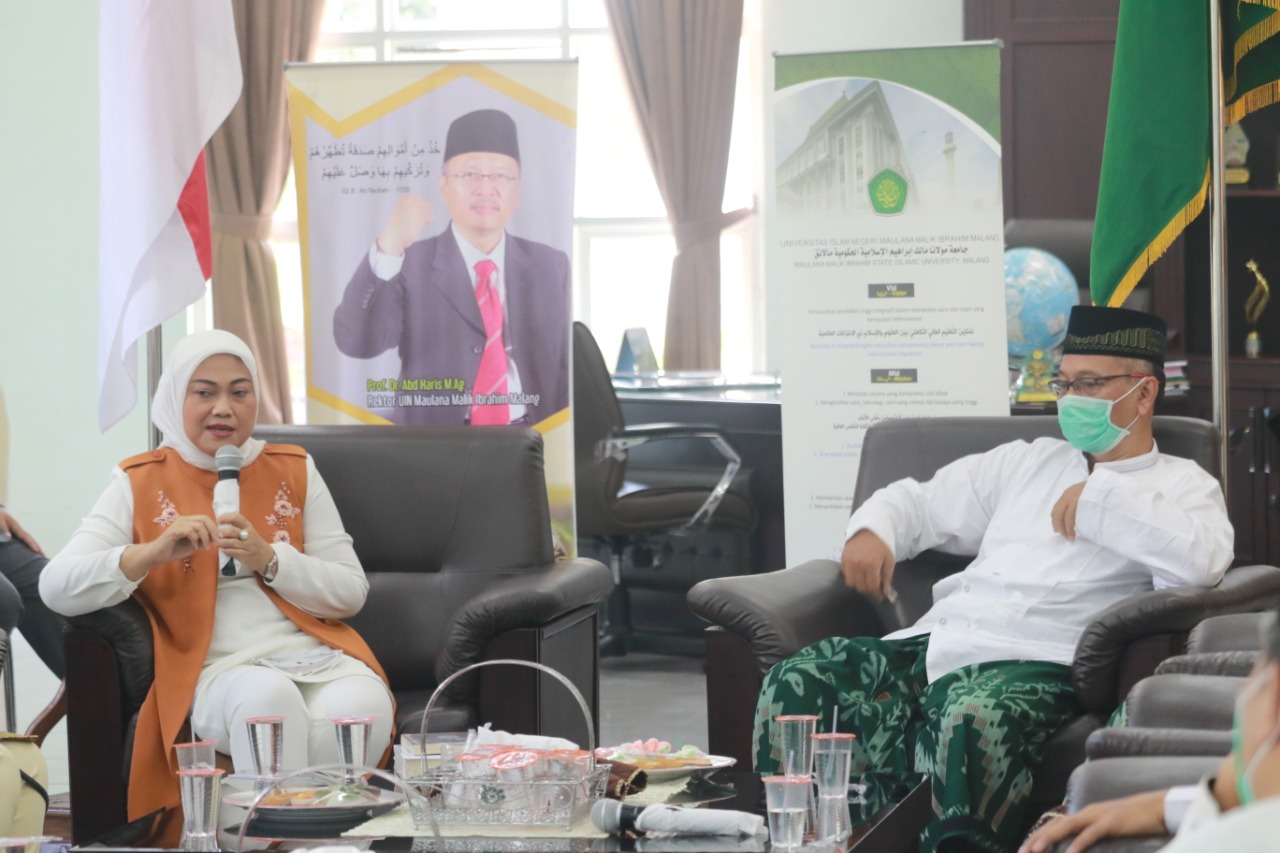 Menteri Ketenagakerjaan, Ida Fauziyah ketika berkunjung ke UIN Malang dan ditemui Rektor UIN Malang,  Prof Dr Abdul Haris MAg Kamis (22/10). (Laoh Mahfud / Radar Malang)
