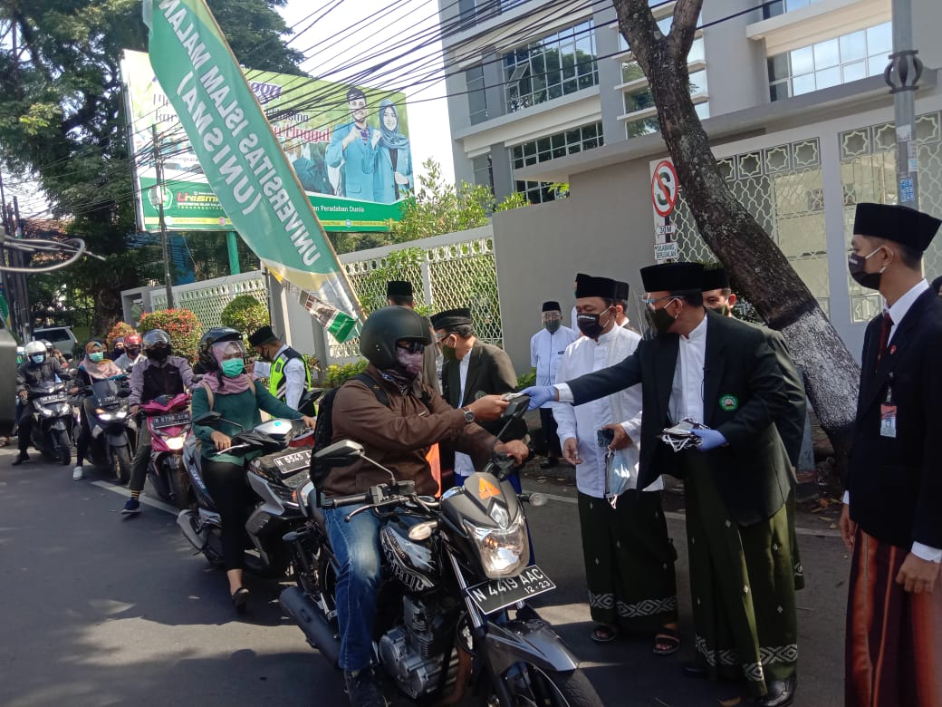 Jajaran akademisi Unisma membagikan masker kepada pengguna jalan (Unisma for Radar Malang)