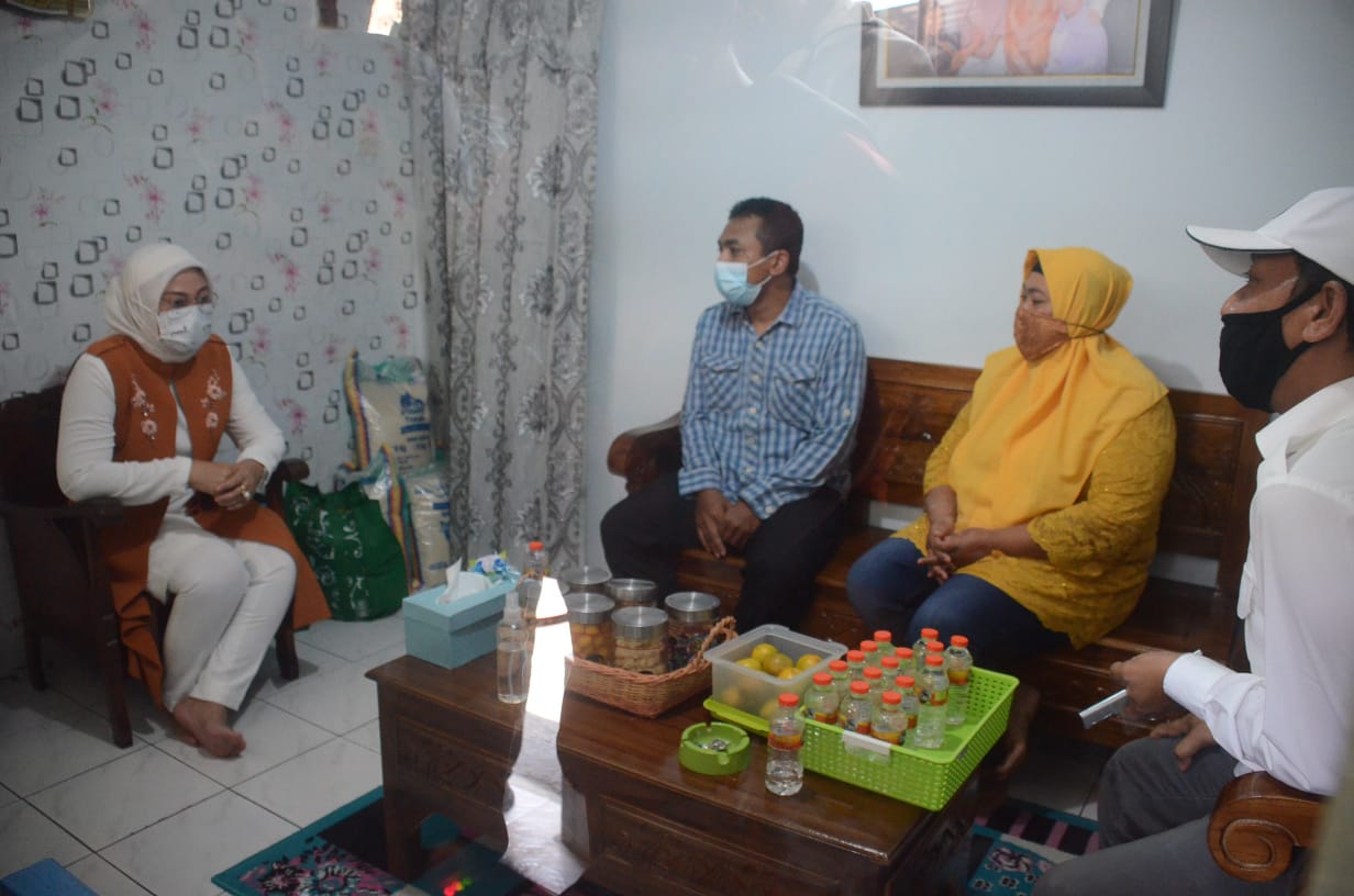 Menaker Ida Fauziyah saat berkunjung ke penerima BSU (Laoh Mahfud / Radar Malang)