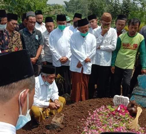 KH Marzuqi Mustamar berdoa di depan makam ibundanya, almarhumah Nyai Hj Siti Zainab seusai dimakamkan di Desa Karangsone, Kecamatan Kanigoro, Kabupaten Blitar, pagi tadi (23/10). (Istimewa)