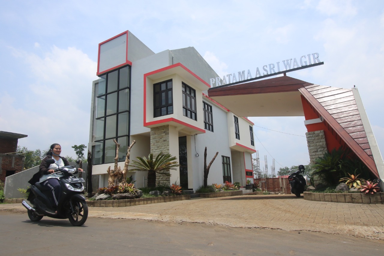 Warga melintas di kawasan perumahan Pratama Asri Wagir yang dikembangan CV Gale Pratama (Darmono / Radar Malang)