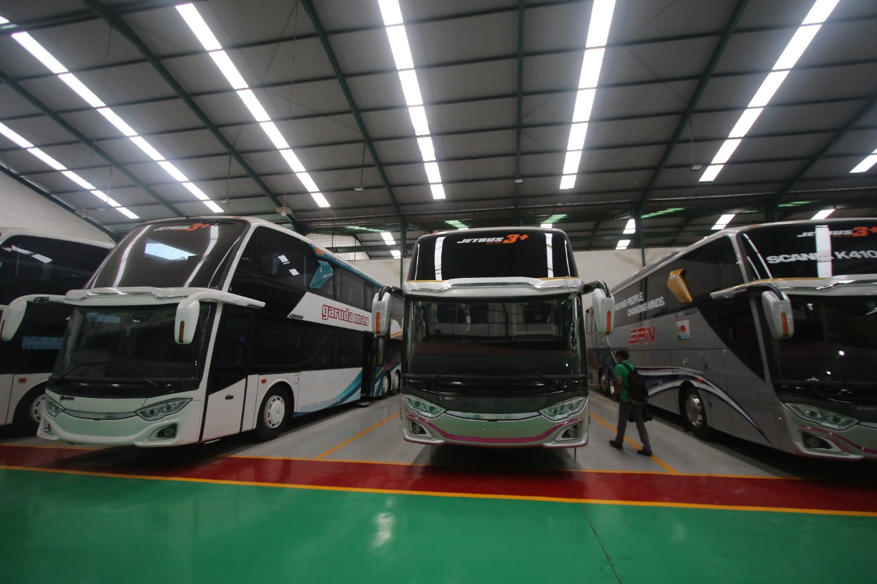 Deretan bus di garasi karoseri Adi Putro (Darmono / Radar Malang)