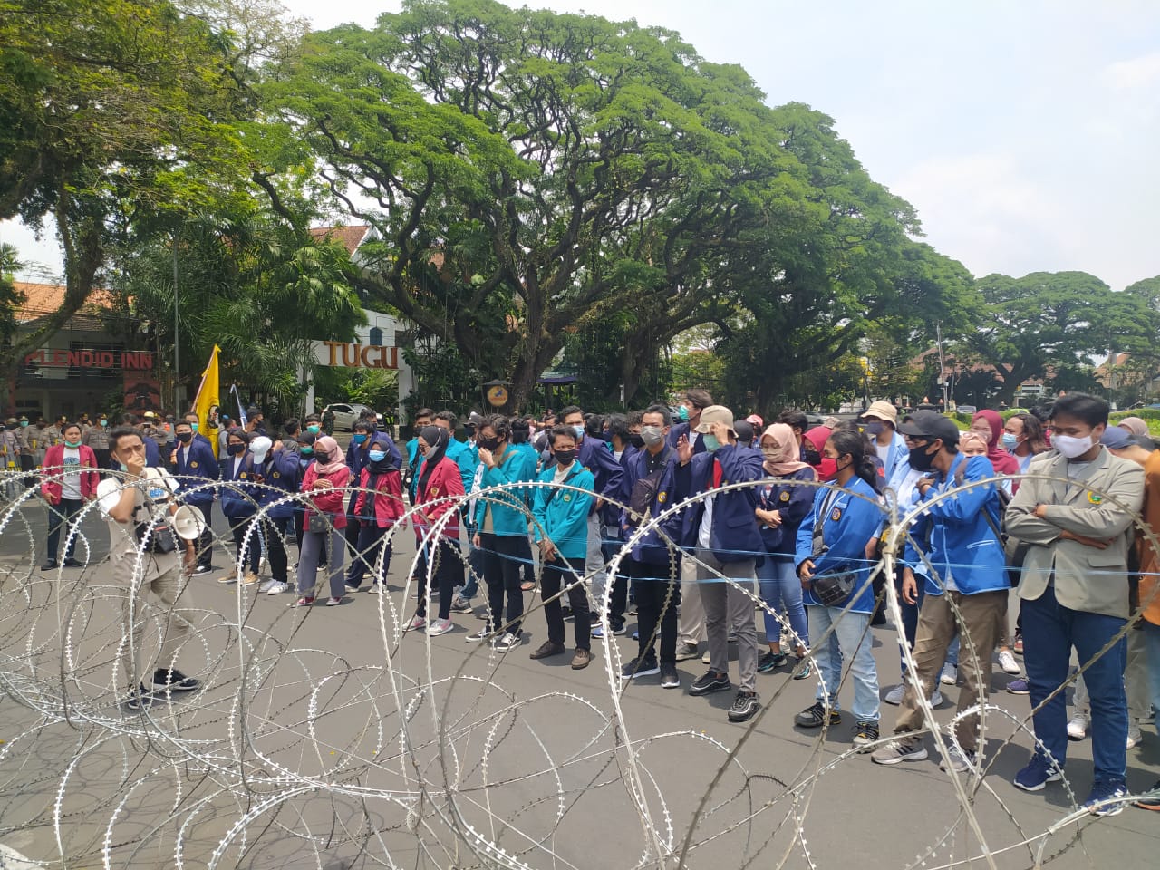 Mahasiswa dari berbagai elemen kembali menggelar aksi unjuk rasa menolak RUU Omnibus Law Ciptaker (Errica V / Radar Malang)