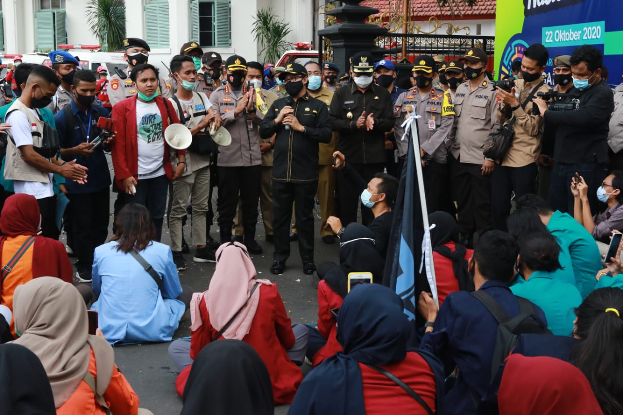Wali Kota Malang, Sutiaji saat menemui para demonstran pada Senin (26/10) di Depan Balai Kota Malang. (Rubianto / Radar Malang)
