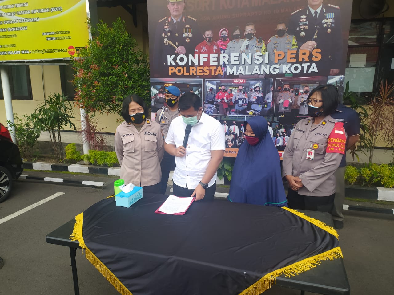 FA, pelaku video viral pemukulan ibu di Pasar Mergan ditangkap. ia ditetapkan sebagai saksi dan diminta membuat video klarifikasi permintaan maaf. (Errica Vannie / Radar Malang)