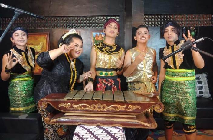 Perwakilan SMPN 4 Malang dalam Festival dan Lomba Seni Siswa Nasional (FLS2N) 2020 yang dilakukan secara daring. (Istimewa)