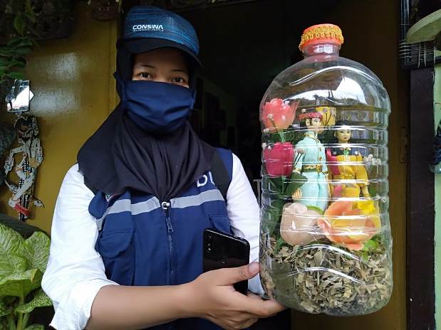 Hasil olahan limbah plastik kreasi warga RW 04 Karangbesuki yang bernilai ekonomi tinggi. (ImamNasrodin/Radar Malang)
