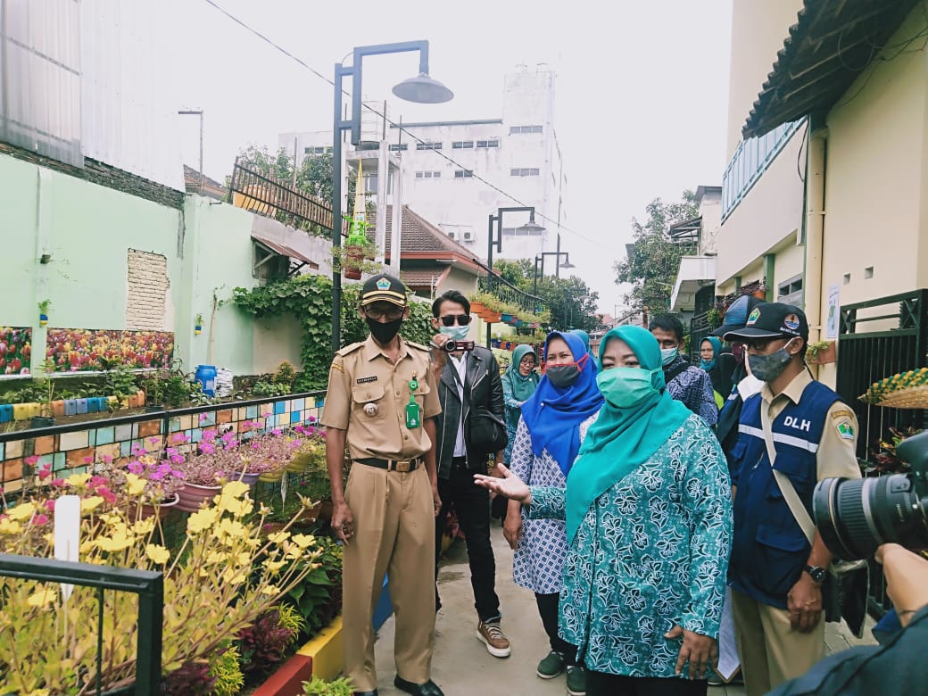 Tim juri Kampung Bersinar saat menilai di RW 5 Bandungrejosari (Imam N / Radar Malang)