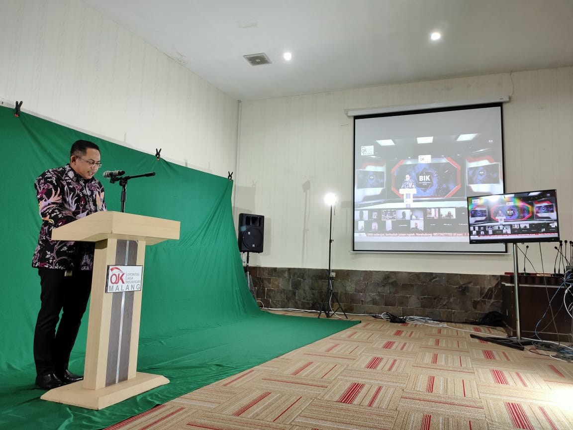 Kepala OJK Malang, Sugiarto Kasmuri saat membuka webinar bertajuk Fintech Dorong UMKM Naik Kelas (Inifia / Radar Malang)