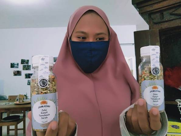 Jamu merek Jamjowi produksi UMKM warga RW 11 Bandungrejosari yang sudah dipasarkan ke supermarket dan toko oleh-oleh khas Malang. (Imam Nasrodin/Radar Malang)