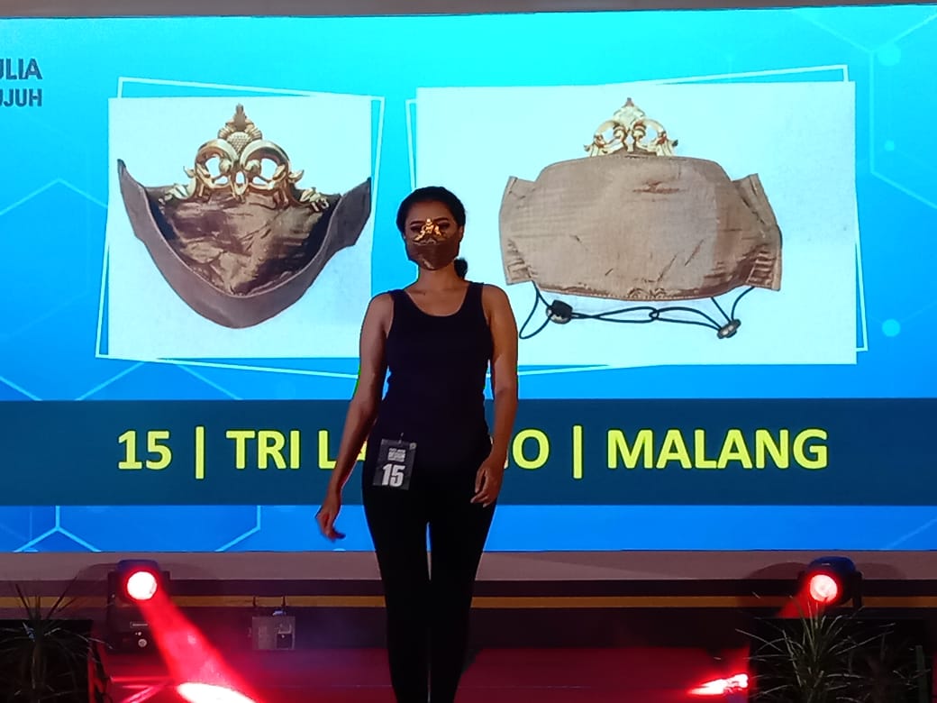 Salah satu hasil karya desainer yang dipamerkan pada acara Masker Design Competition pada Rabu (28/10). ( Aditya Novrian / Radar Malang)