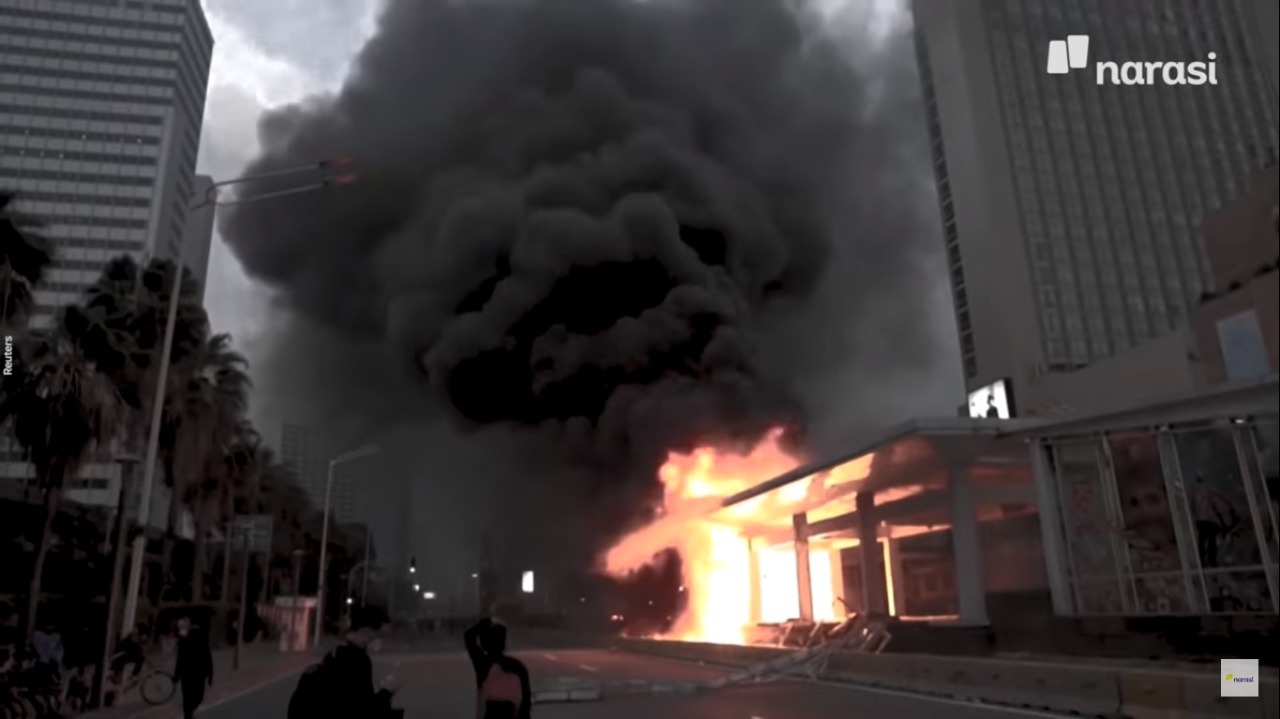 Pembakaran halte Sarinah saat demo tolak Omnibus Law Ciptaker (Screenshot Narasi TV)