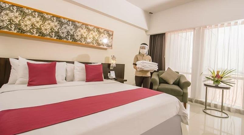 Karyawan Atria Hotel and Convention menata salah satu kamar sebelum dipergunakan tamu hotel. (Istimewa)