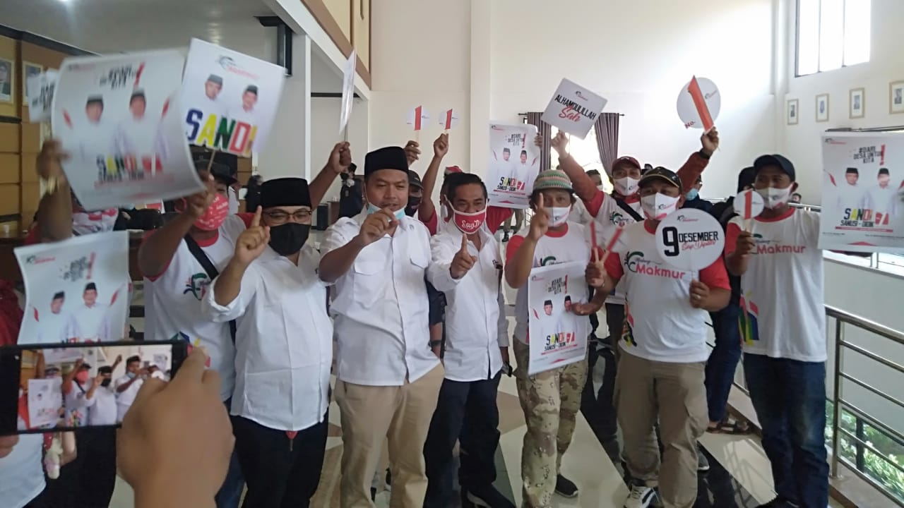 paslon SanDi bersama para pendukung (Imam N / Radar Malang)
