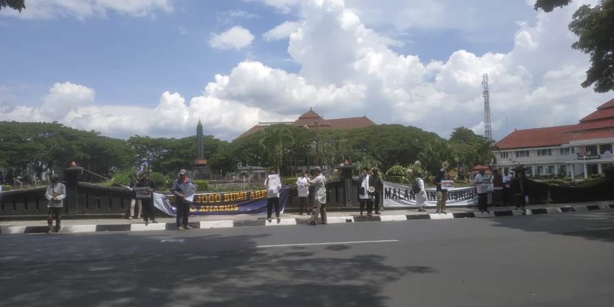 Jamaah Ansharu Syariah Malang melakukan aksi unjuk rasa di Bundaran Tugu Malang  untuk mengecam Presiden Prancis Emmanuel Macron terkait pelecehan Nabi Muhammad, Jumat (30/10). (Istimewa)