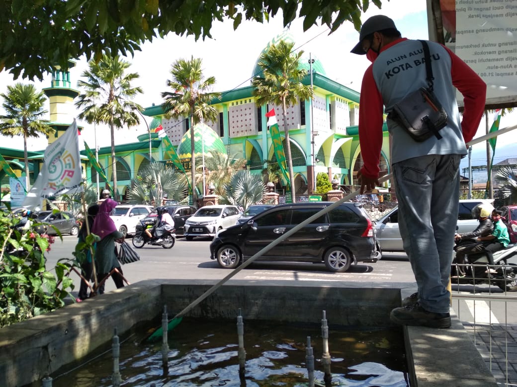 Petugas Dinas Lingkungan Hidup (DLH) Kota batu sedang melakukan pembersihan wilayah. (Wildan Agta Affirdausy / Radar Malang)