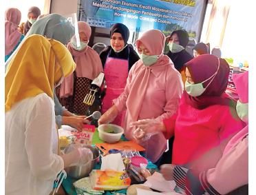 USAHA BARU: Tim dosen UIN Malang bersama warga Desa Tlekung, Batu, sukses memproduksi beragam jajanan.  (UIN Mengabdi for Radar Malang)