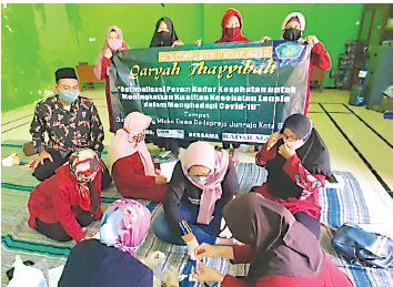 Tim dosen UIN memberikan materi tentang pengecekan gula darah pada kader kesehatan. (Meilina Ratna FOR RADAR MALANG)