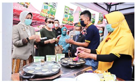 Wali Kota Batu, Dewanti Rumpoko meninjau pameran UMKM di Kota Batu ( dok Radar Malang)