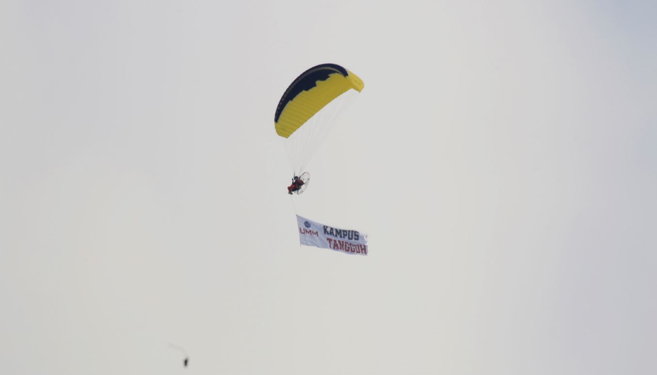 Penerbang paramotor meriahkan penutupan Pesmaba UMM (UMM for Radar Malang)