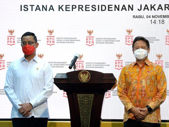 Menteri Sosial Juliari P. Batubara (kiri).