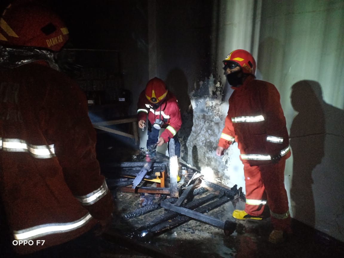 Petugas damkar melakukan pemadaman kebakaran pabrik rokok di Wonokoyo (istimewa)