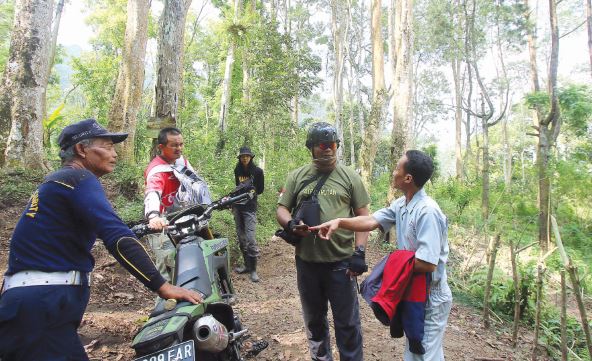 Proses penangkapan pelaku perburuan liar (Darmono / Radar Malang)