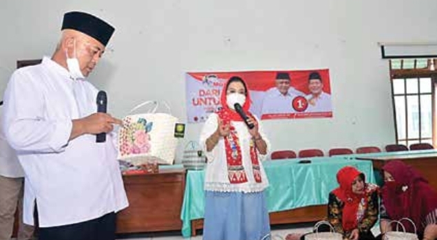 Calon Bupati Malang nomor urut satu HM Sanusi saat mengunjungi sentra kerajinan anyaman di Desa Ngijo, Kecamatan Karangploso, kemarin. (Istimewa)