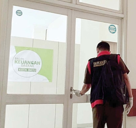 Anggota Satuan Khusus Pemberantasan Korupsi Kejari Kota Batu menggeledah kantor Badan Keuangan Daerah Kota Batu kemarin (25/11).