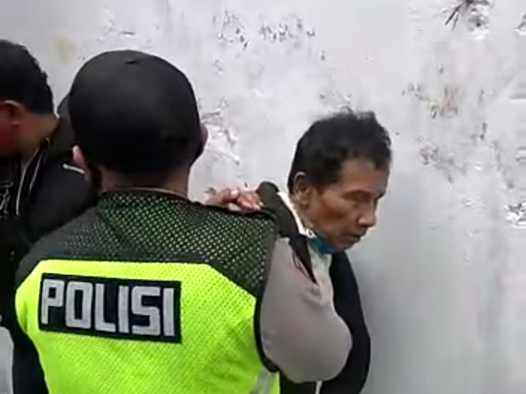 NIH saat diamankan petugas kepolisian usai aksi bakar saudara sendiri screenshot)