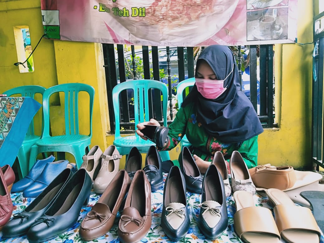 Para perajin sepatu di RW 6 Gadang (Imam N / Radar Malang)