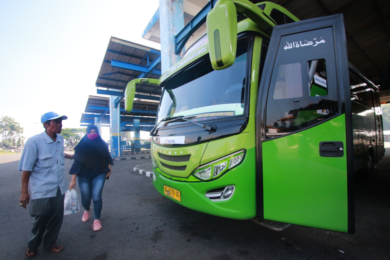 Penumpang saat akan memasuki bus Damri jurusan Balekambang di Arjosari (Laoh Mahfud / Radar Malang)